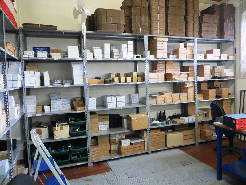 Magazzino celle di carico e strumenti pronta consegna